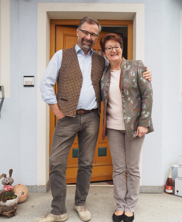 Familie Krappel vor dem Haus | © Privat zu Gast in Niederösterreich / Elena Paschinger / www.creativelena.com Familie Krappel vor dem Haus | © Privat zu Gast in Niederösterreich / Elena Paschinger / www.creativelena.com