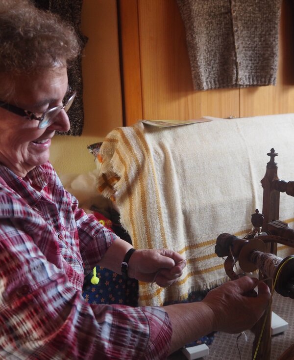 Oma Rienesl beim Wolle Spinnen | © Privat zu Gast in Niederösterreich / Elena Paschinger / www.creativelena.com Oma Rienesl beim Wolle Spinnen | © Privat zu Gast in Niederösterreich / Elena Paschinger / www.creativelena.com
