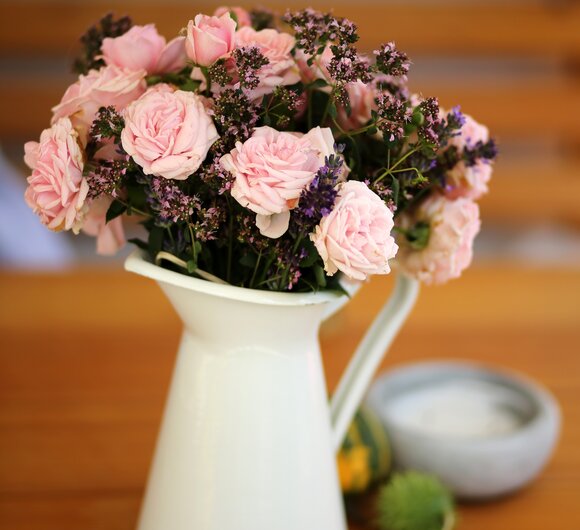 Blumenstrauß in Kanne am Tisch | © Privat zu Gast in Niederösterreich / weinfranz.at