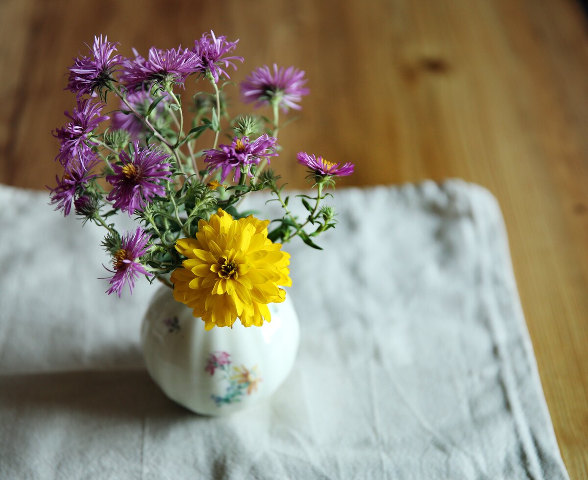 Blumen in Vase am Tisch | © Privat zu Gast in Niederösterreich / weinfranz.at
