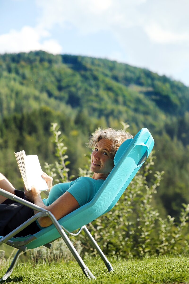 Dame liest ein Buch im Liegestuhl | © Privat zu Gast in Niederösterreich / weinfranz.at