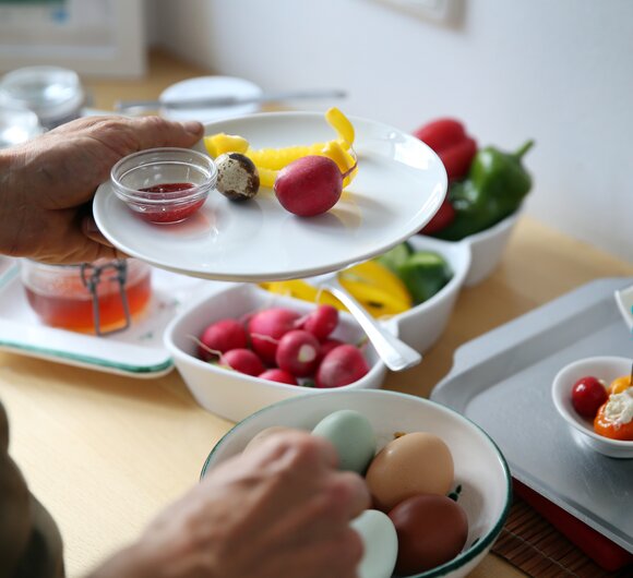 Herr nimmt sich vom Frühstücksbuffet | © Privat zu Gast in Niederösterreich / weinfranz.at