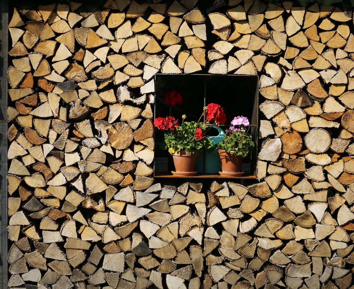 Holzstoß mit Blumenfenster | © Privat zu Gast in Niederösterreich / weinfranz.at
