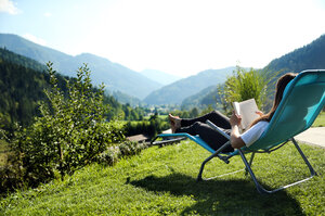 Buch lesen in der Liege | © Privat zu Gast in Niederösterreich / weinfranz.at
