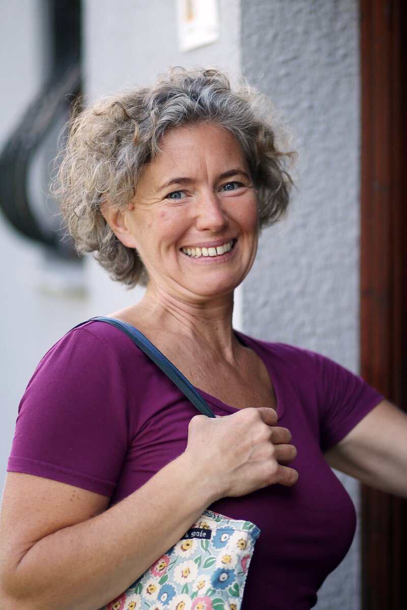 Frau öffnet Tür | © Privat zu Gast in Niederösterreich / weinfranz.at