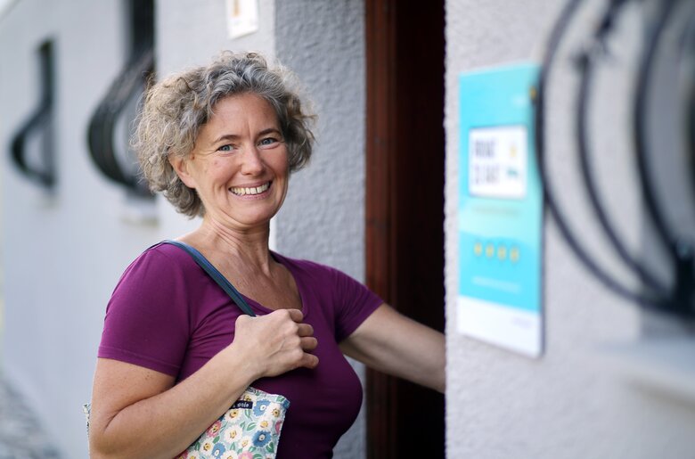 Frau öffnet Tür | © Privat zu Gast in Niederösterreich / weinfranz.at