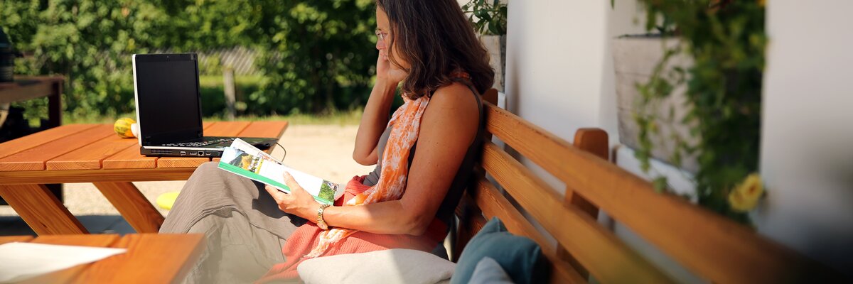 Frau liest Katalog | © Privat zu Gast in Niederösterreich / weinfranz.at