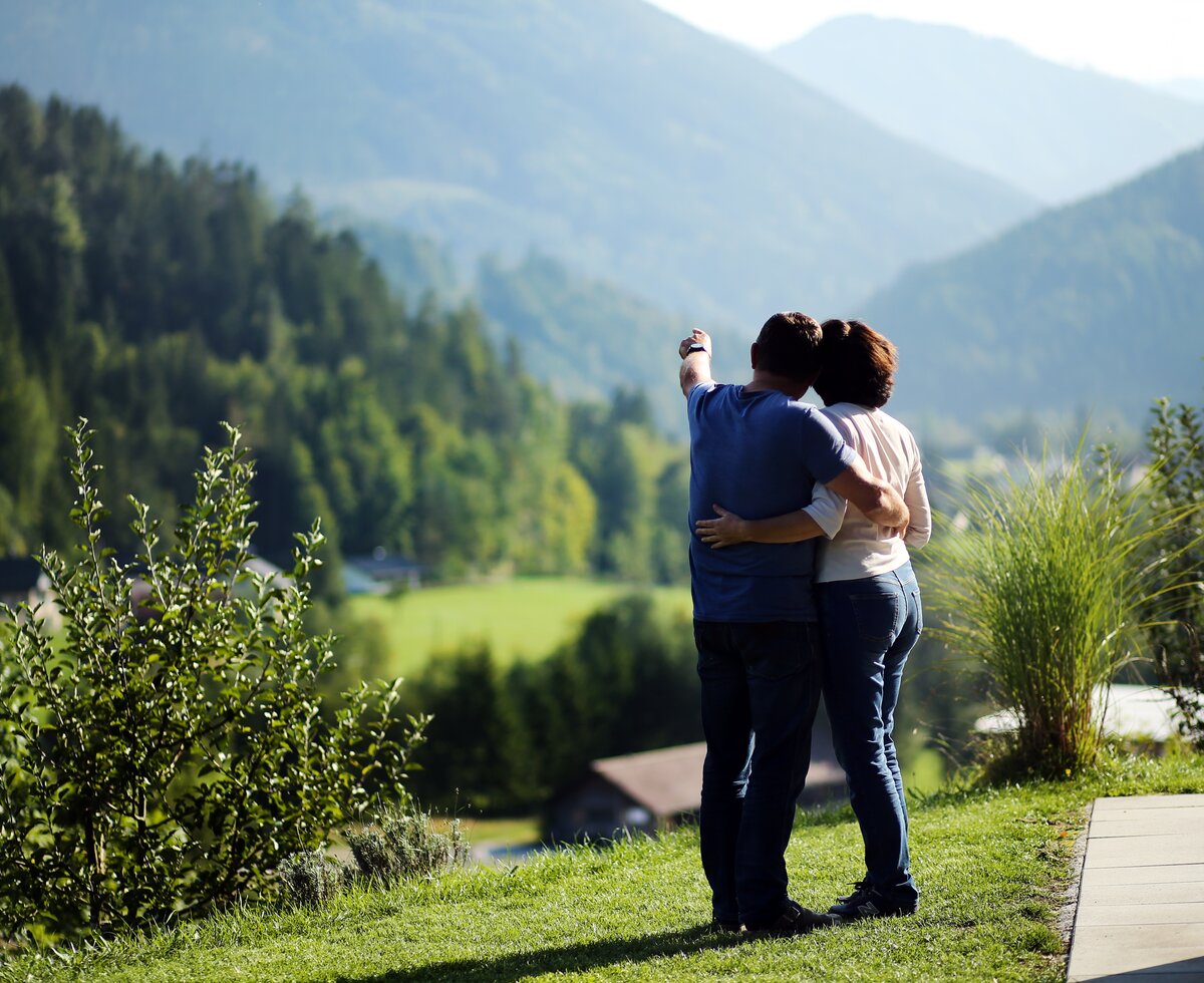Paar schaut in die Berge | © Privat zu Gast in Niederösterreich / weinfranz.at