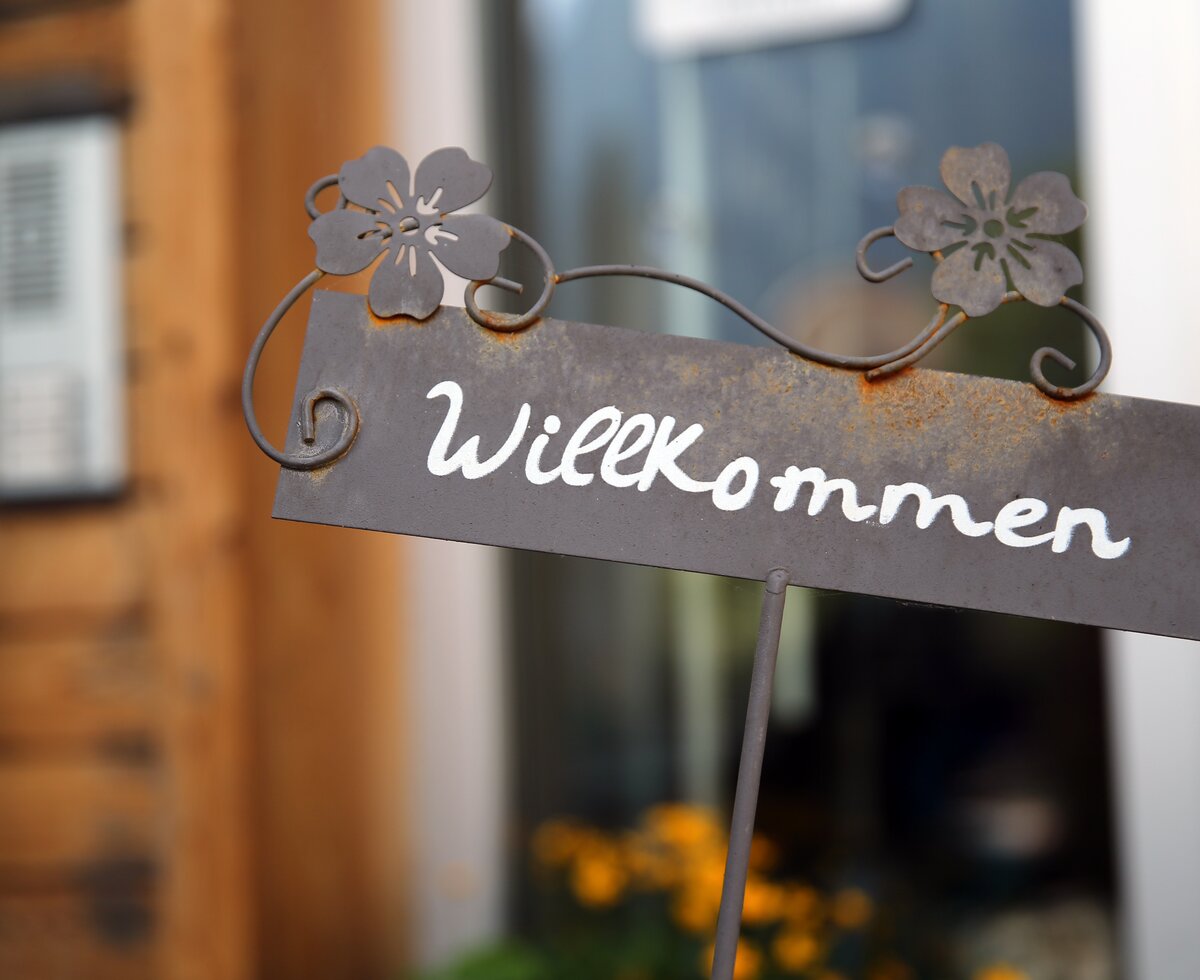 Willkommensschild Blumen | © Privat zu Gast in Niederösterreich / weinfranz.at