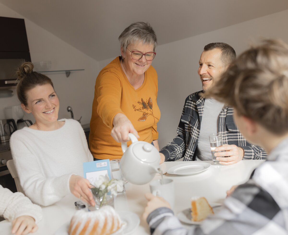 Familie trinkt Tee | © Doris Schwarz-König