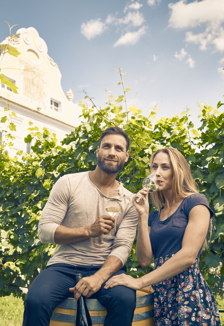 Paar trinkt Wein beim Kellerschlössel Wachau | © Donau Niederösterreich / Andreas Hofer