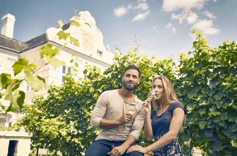 Paar trinkt Wein beim Kellerschlössel Wachau | © Donau Niederösterreich / Andreas Hofer