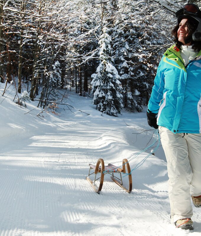 Frau geht mit Rodel in der Winterlandschaft | © Mostviertel Tourismus / weinfranz.at