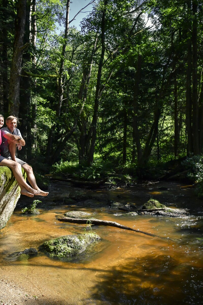 Paar sitzt auf Stein bei einem Flussbett im Waldviertel | © Waldviertel Tourismus / Robert Herbst