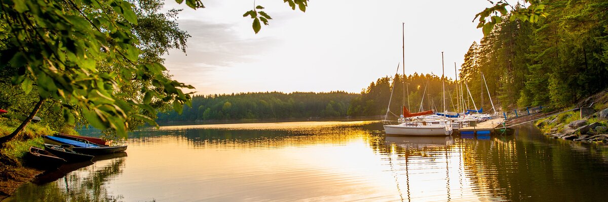 Abendstimmung bei der Anlegestelle der Boote beim Stausee Ottenstein im Waldviertel | © Waldviertel Tourismus / Studio Kerschbaum