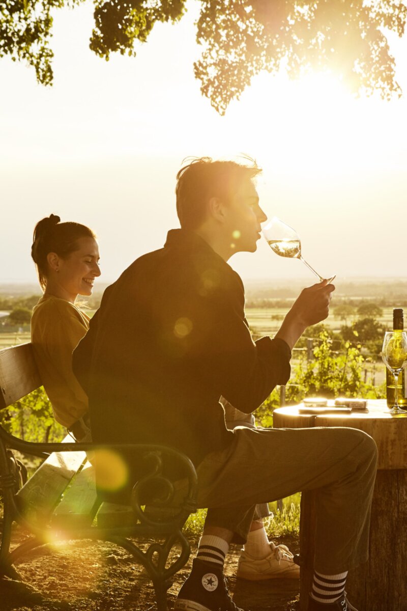 Paar trinkt Wein - in die Grean gehen | © Weinviertel Tourismus - Michael Liebert