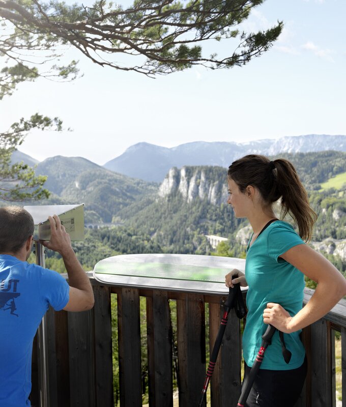 Paar auf einer Ausssichtswarte in den Wiener Alpen | © Wiener Alpen / Florian Lierzer