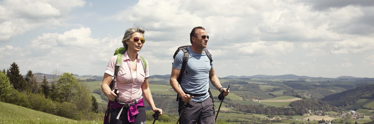 Zwei älter Leute wandern in der Buckligenwelt in den Wiener Alpen | © Wiener Alpen / Florian Lierzer