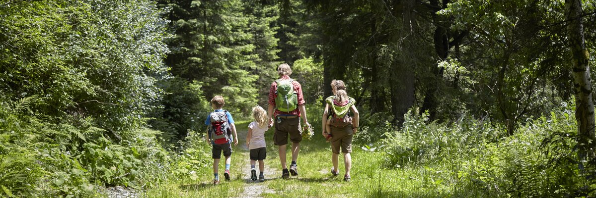 Familie wandert am Wanderweg in Mönichkirchen in den Wiener Alpen | © Wiener Alpen / Florian Lierzer