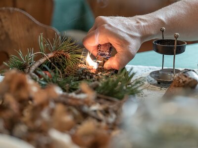 Räucherwerk anzünden | © Oberösterreich Tourismus GmbH / Martin Fickert Bäuerin zündet Räucherwerk an | © Oberösterreich Tourismus GmbH / Martin Fickert