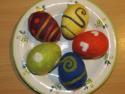 Bunte Ostereier aus Filz | © Urlaub am Bauernhof Oberösterreich / Tamara Breitenbaumer Bunte Ostereier aus Filz liegen auf einem Teller. | © Urlaub am Bauernhof Oberösterreich / Tamara Breitenbaumer