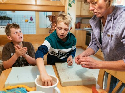 Filzen mit Kindern | © Urlaub am Bauernhof Oberösterreich / Daniel Gollner Bäuerin mit zwei Buben am Filzen | © Urlaub am Bauernhof Oberösterreich / Daniel Gollner