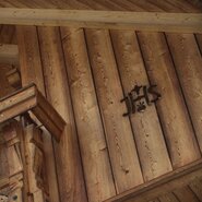 Mit "IHS" dekorierter Giebel eines Bauernhauses aus Holz | © Urlaub am Bauernhof Oberösterreich / Harald Puchegger