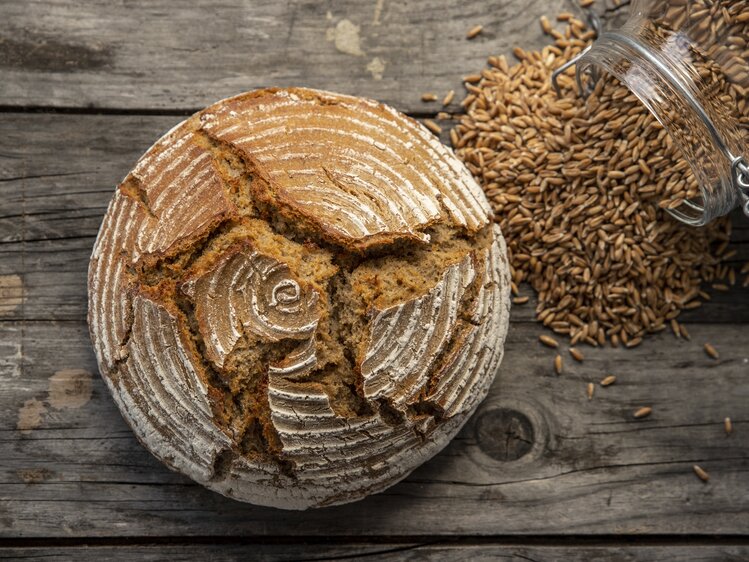 Ein Laib frisch gebackenes Bauernbrot | © Urlaub am Bauernhof Oberösterreich / Puremotions Photography