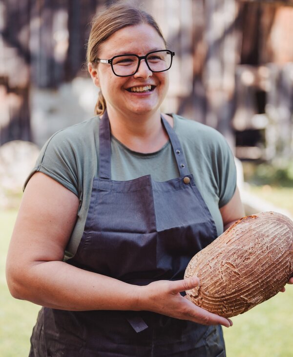 Bäuerin Bianca mit selbstgebackenem Bauernbrot | © Footprints Fotografie // cookingCatrin
