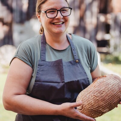 Bäuerin Bianca mit selbstgebackenem Bauernbrot | © Footprints Fotografie // cookingCatrin