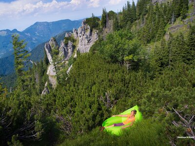 Waldness - Latschenbad | © Urlaub am Bauernhof Oberösterreich / Waldness im Almtal Frau in einem Latschenbad im Almtal, Salzkammergut | © Urlaub am Bauernhof Oberösterreich / Waldness im Almtal