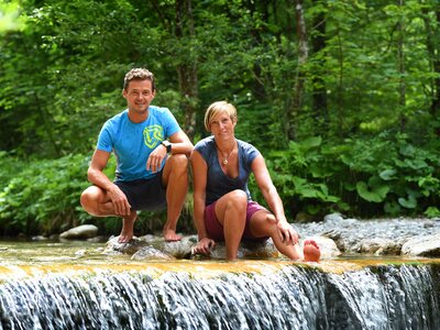 Waldness - Waldkneippen im Almtal | © Urlaub am Bauernhof Oberösterreich / Waldness im Almtal Frau und Mann beim Kneippen in einem Fluss im Almtal, Salzkammergut | © Urlaub am Bauernhof Oberösterreich / Waldness im Almtal