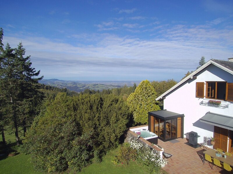 Der Bauernhof verfügt über eine Terrasse mit Esstisch, Grill und Whirlpool sowie einen verglasten Anbau mit Ausblick auf die umgebende Landschaft.