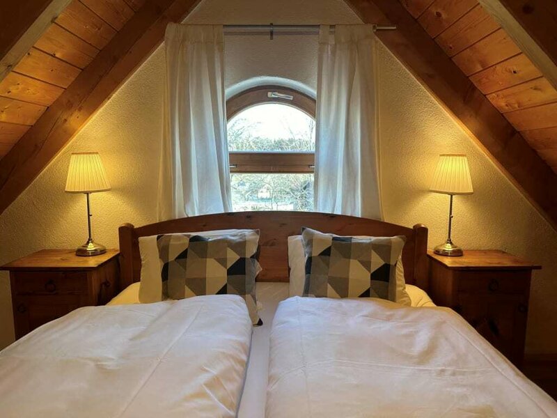 Schlafzimmer mit 2 Betten