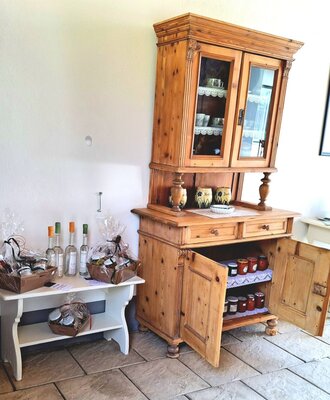 Der traditionelle Bauernschrank und die Auslage mit regionalen Produkten im Bauernhof.