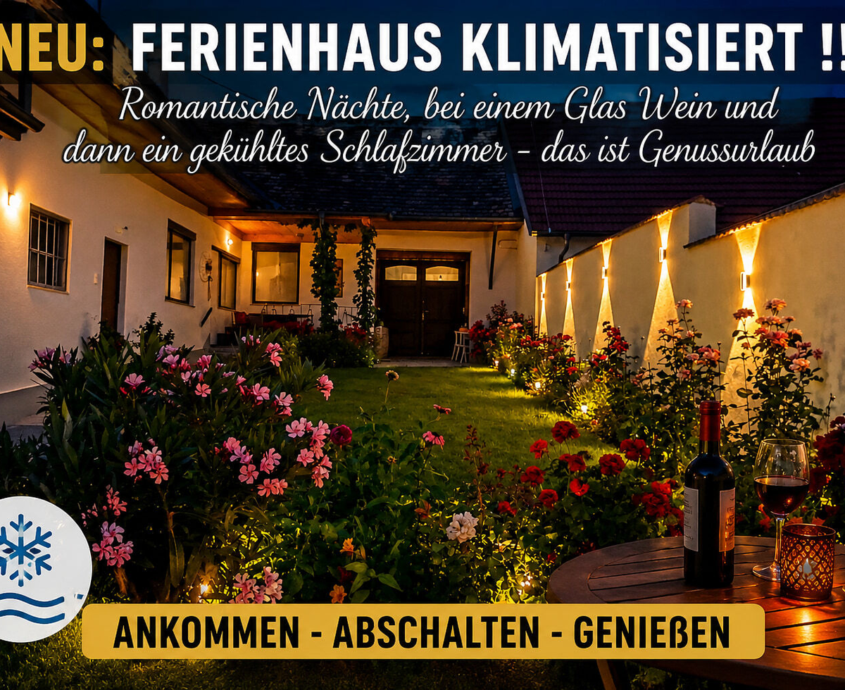 Der stimmungsvoll beleuchtete Garten des Ferienhauses mit blühenden Rosen und einer einladenden Sitzecke für gemütliche Abendstunden.