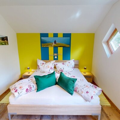 Ein gemütliches Schlafzimmer mit einem einladenden Doppelbett.