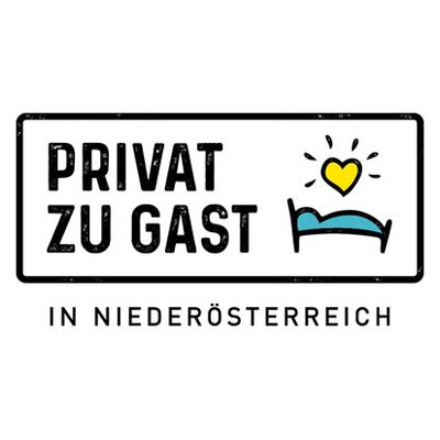 Das einladende Logo von 'Privat zu Gast in Niederösterreich' als Zeichen für die herzliche Gastfreundschaft im Haus.