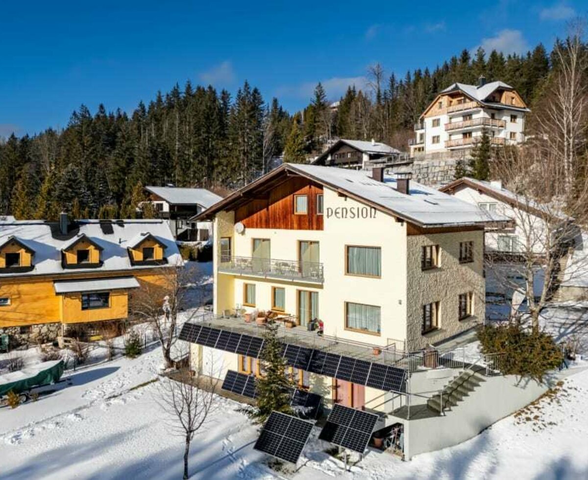 ein herrliches Wetter zum entspannen auf der Terrasse und für die Produktion von Sonnenstrom