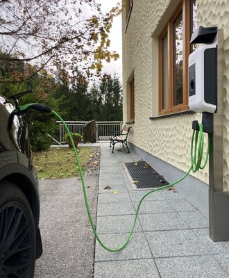 Ladestation für Elektroautos verfügbar für Gäste.