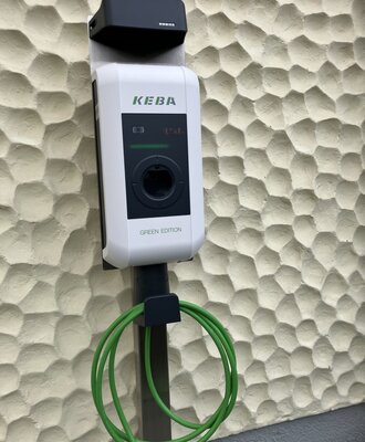 E-Ladestation der Marke KEBA mit grünem Ladekabel für Gäste der Pension Klug