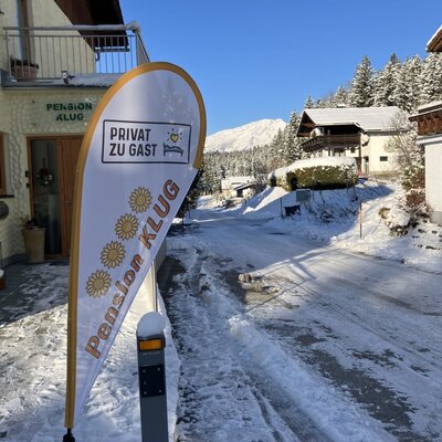 Hauseingang von der Pension Klug mit dem Ötscher im Hintergrund.