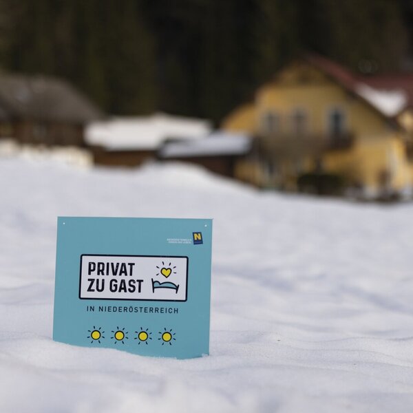 Das Qualitätssiegel "PRIVAT ZU GAST IN NIEDERÖSTERREICH" mit vier Sonnen kennzeichnet den Bauernhof als eine qualifizierte Unterkunft.