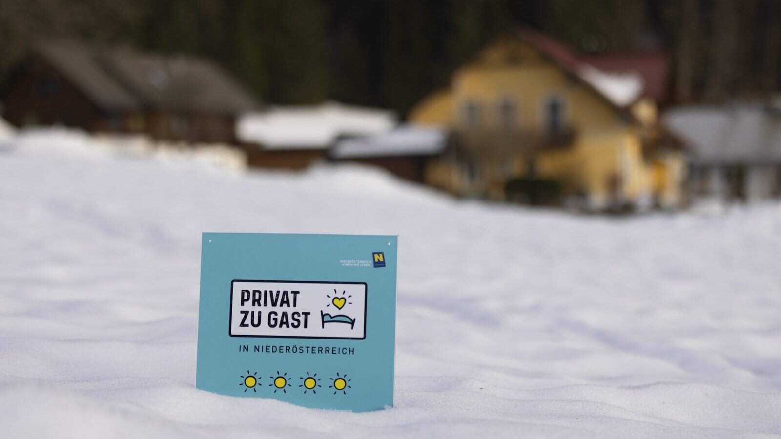 Das Qualitätssiegel "PRIVAT ZU GAST IN NIEDERÖSTERREICH" mit vier Sonnen kennzeichnet den Bauernhof als eine qualifizierte Unterkunft.