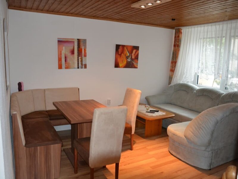 Wohnzimmer mit SAT-TV, W-Lan und Bibliothek