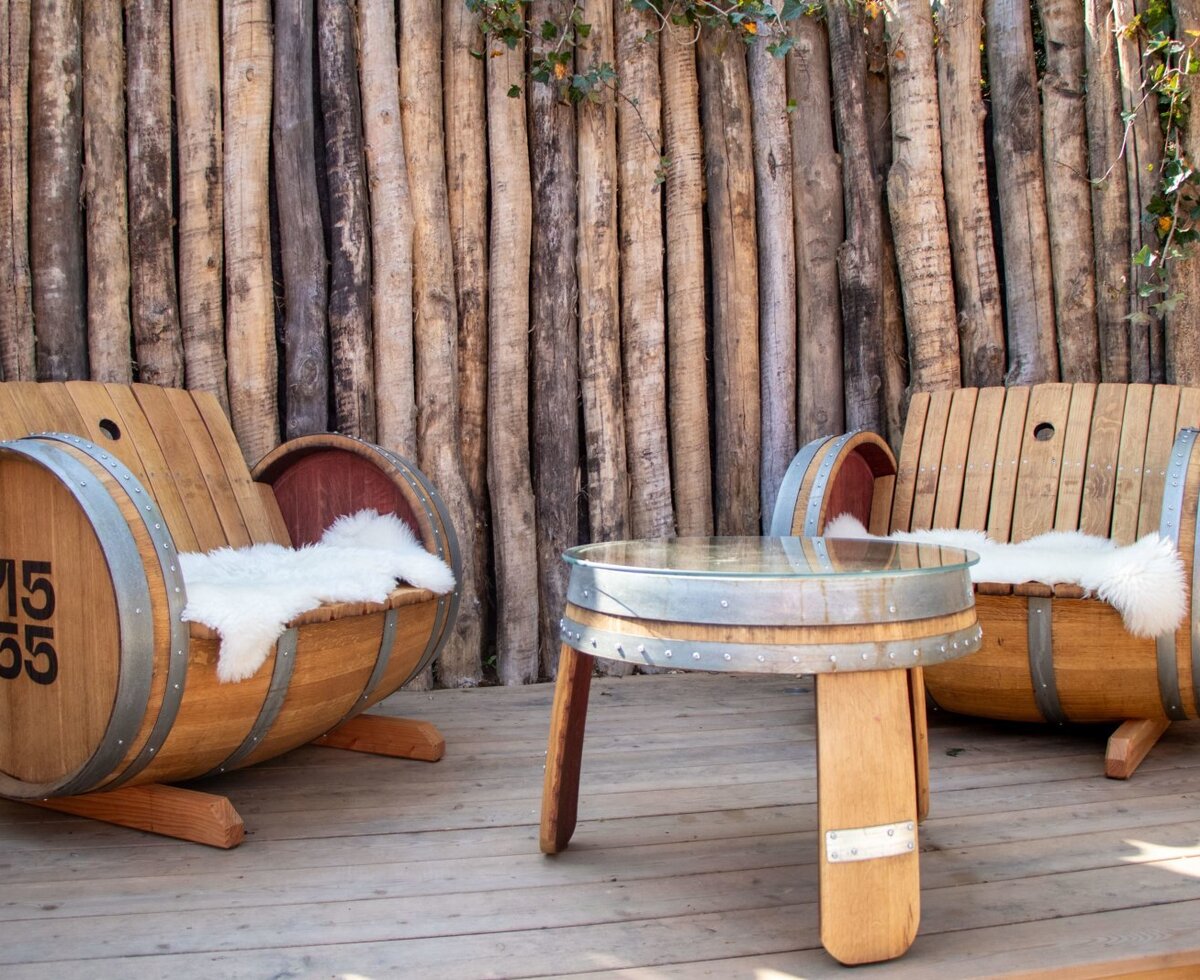 Sitzgruppe aus alten Weinfässern auf Holzterrasse. ©Gerald Hintersteiner Lifedesign