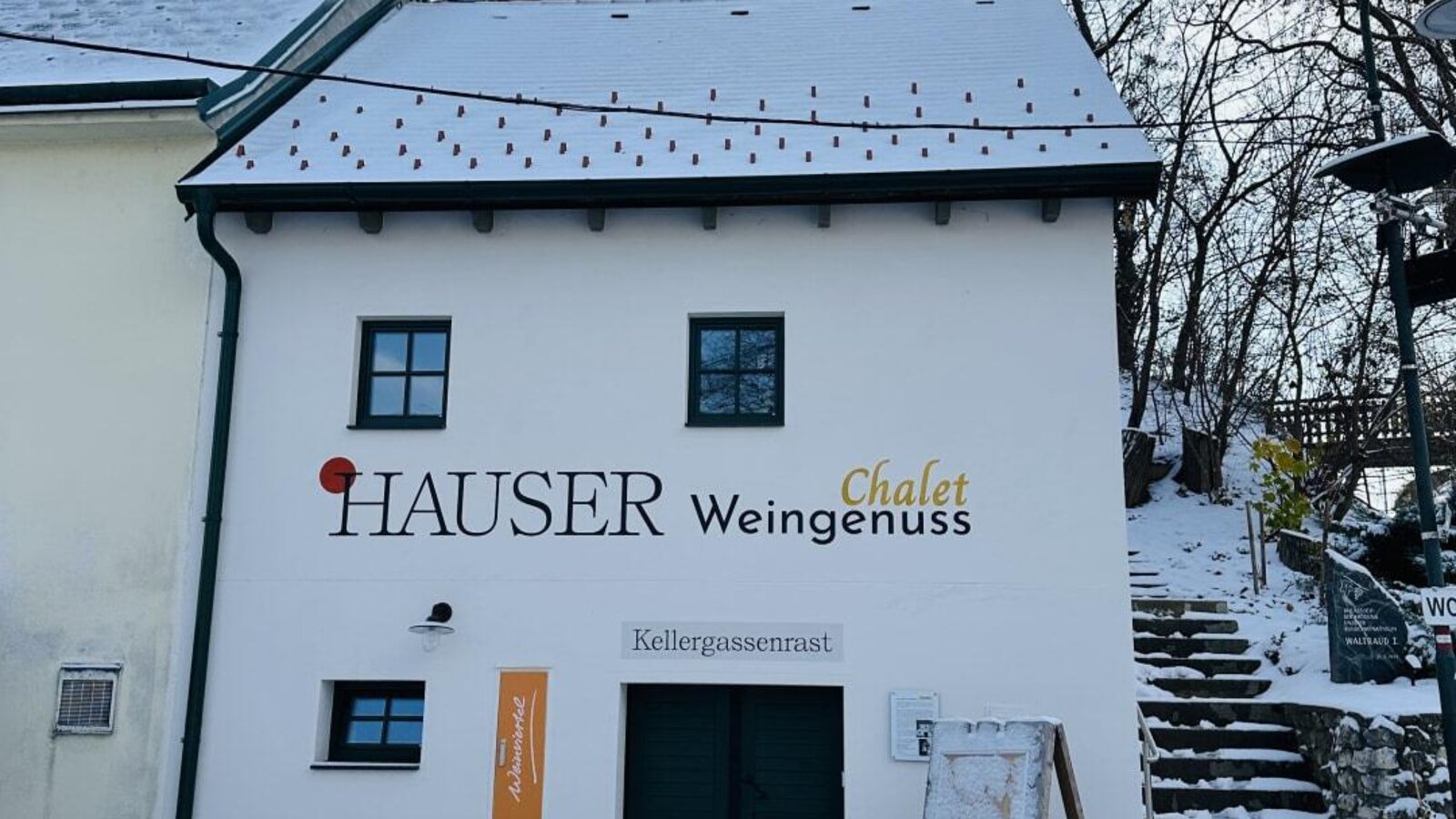 Der historische Keller mit schneebedecktem Dach.