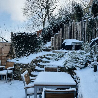 Der private Garten des Weingenuss.Chalets im Winter.
