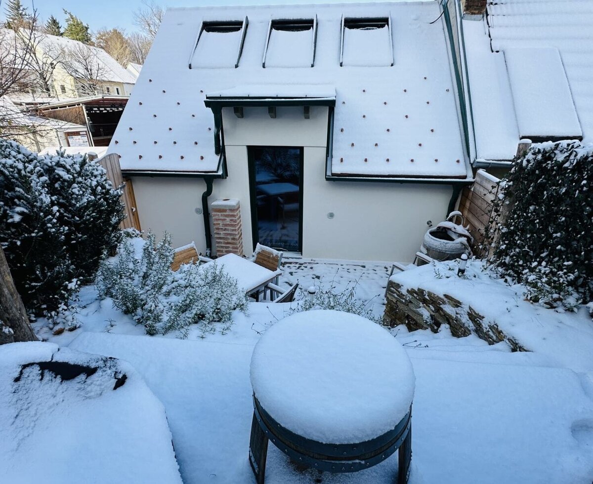 Die verschneite Terrasse des Weingenuss.Chalets.