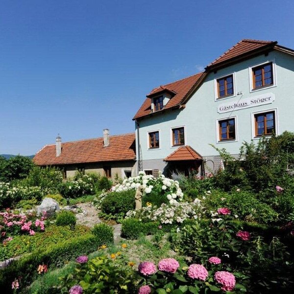 Winzerhof & Gaestehaus Stoeger, Garten- und Gaestehausansicht